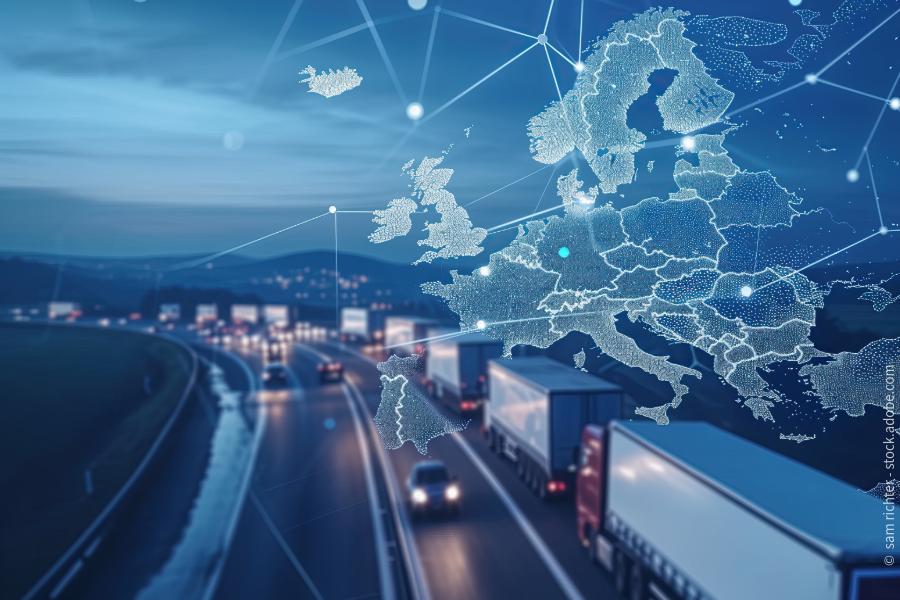Kamioni na autocesti s digitalnom kartom Europe koja simbolizira međunarodni cestovni prijevoz i povezivanje putem burze tereta.